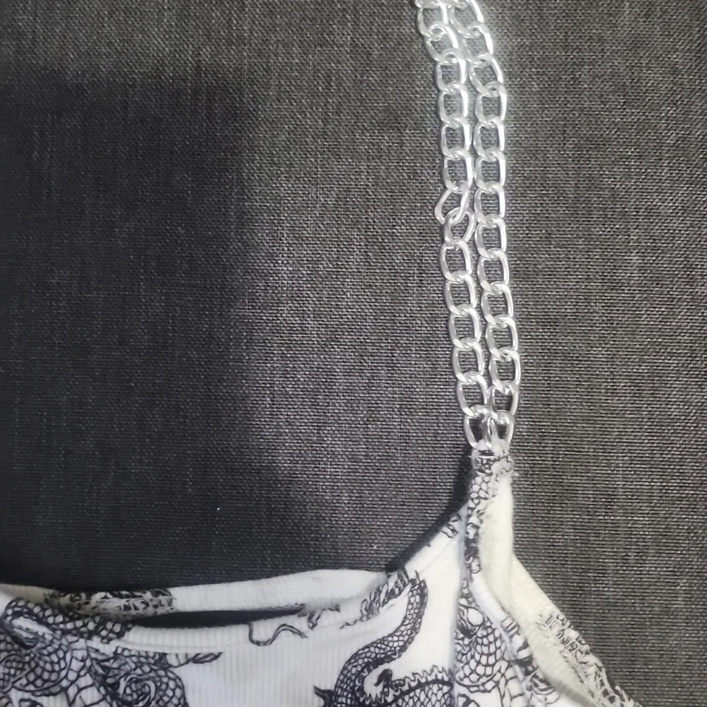 Cute chain dragon crop top - Picture 2 of 3